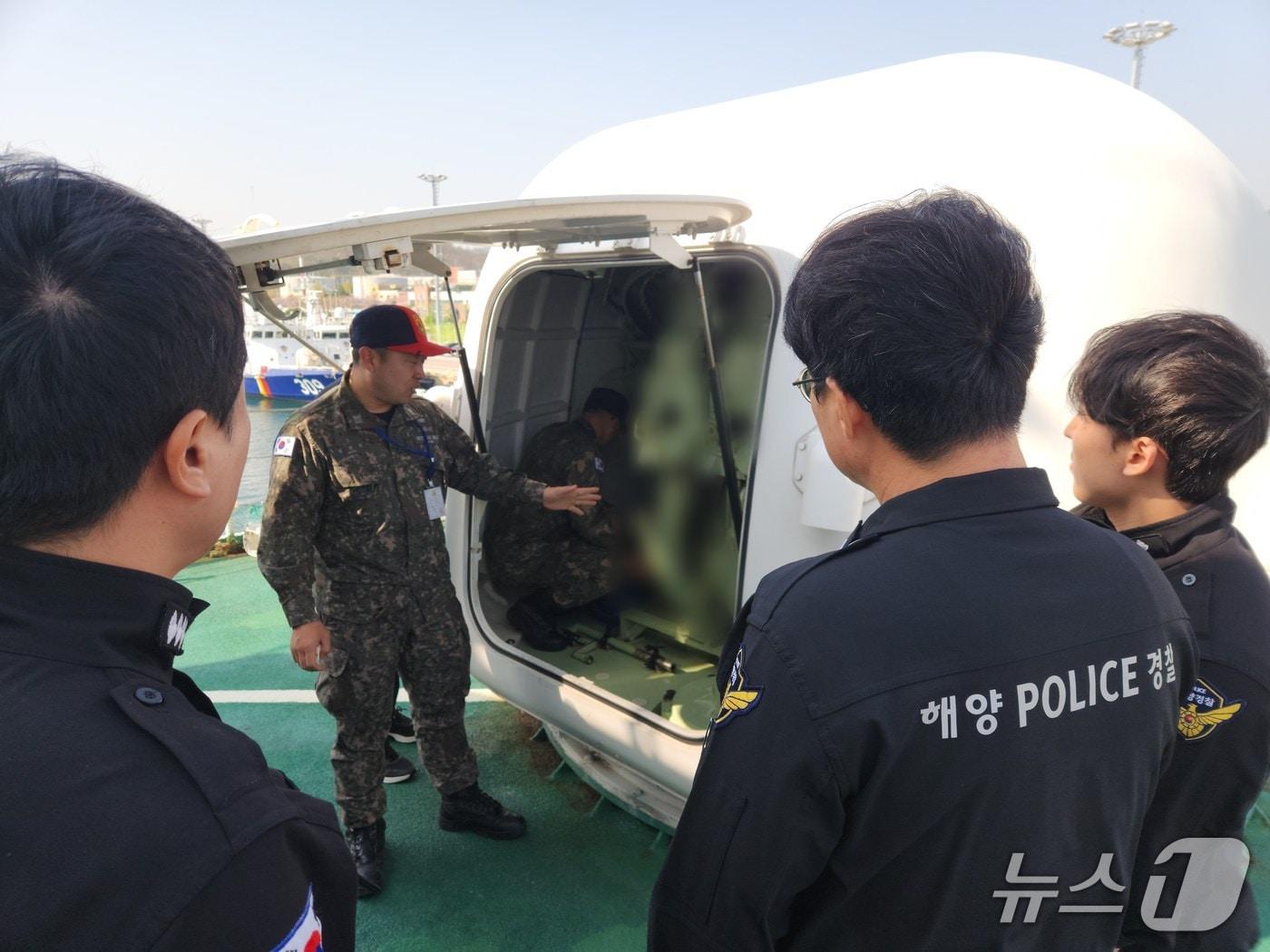 본문 이미지 - 함포 교육.(동해해경청 제공, 재판매 및 DB 금지) 2026.4.13/뉴스1