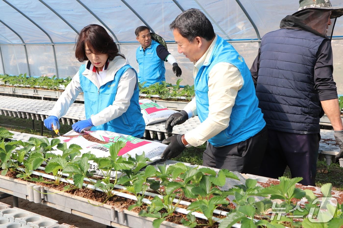 본문 이미지 - 대전농협은 본격적인 영농철을 맞아 13일 서구 우명동에서 유관 기관 및 농업인 단체, 자원봉사자들이 참여한 가운데 2026년 농심천심 영농지원 발대식 및 농촌일손돕기를 펼쳤다. (농협중앙회 대전본 제공. 재판매 및 DB금지) 2026.4.13/뉴스1
