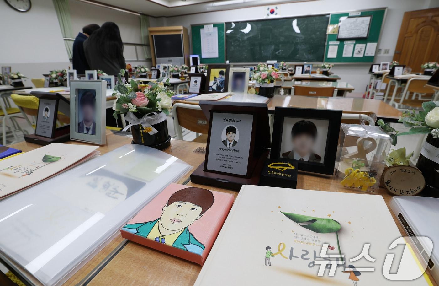 본문 이미지 - 세월호 참사 12주기를 사흘 앞둔 13일 경기 안산시 단원구 4.16민주시민교육원 기억관에 마련된 단원고 4.16기억교실에서 시민들이 학생들을 추모하고 있다. 2026.4.13 ⓒ 뉴스1 김영운 기자