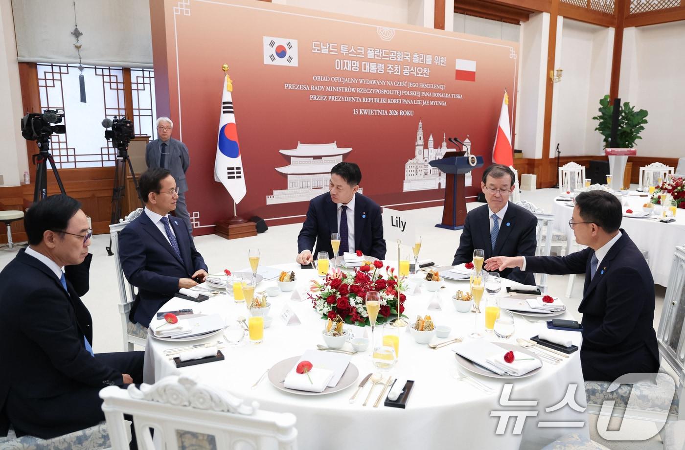 본문 이미지 - 손재일 한화에어로스페이스·한화시스템 대표이사(오른쪽부터)와 한만희 해외건설협회장, 류재철 LG전자 최고경영자(CEO), 김종출 한국항공우주산업(KAI) 대표이사, 이용배 현대로템 대표이사가 13일 청와대에서 열린 한·폴란드 공식 오찬에서 대화를 하고 있다. 2026.4.13 ⓒ 뉴스1 허경 기자