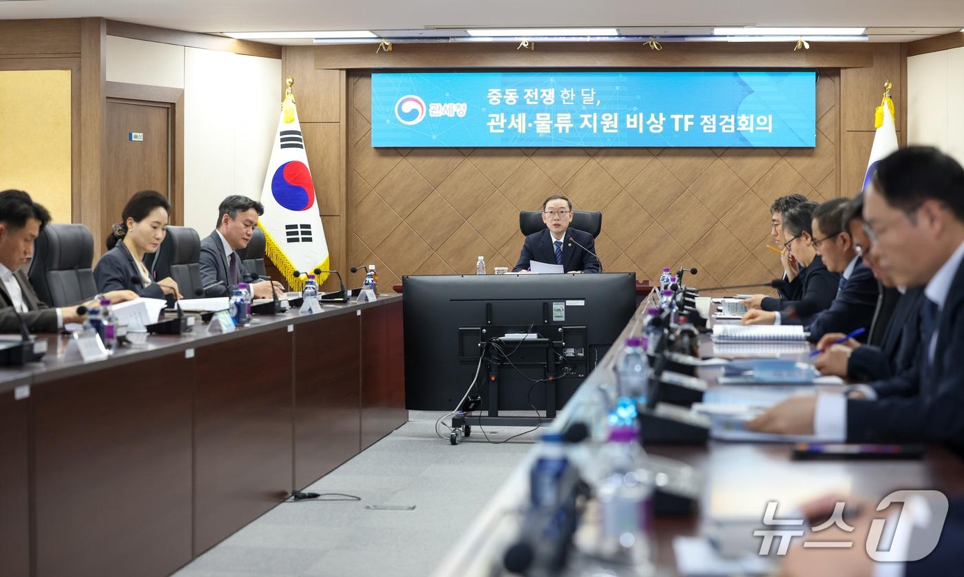 본문 이미지 - 이명구 관세청장(가운데)이 관세·물류 비상 대응 TF 점검회의를 주재하고 있다.(관세청 제공.재판매 및 DB금지)/뉴스1