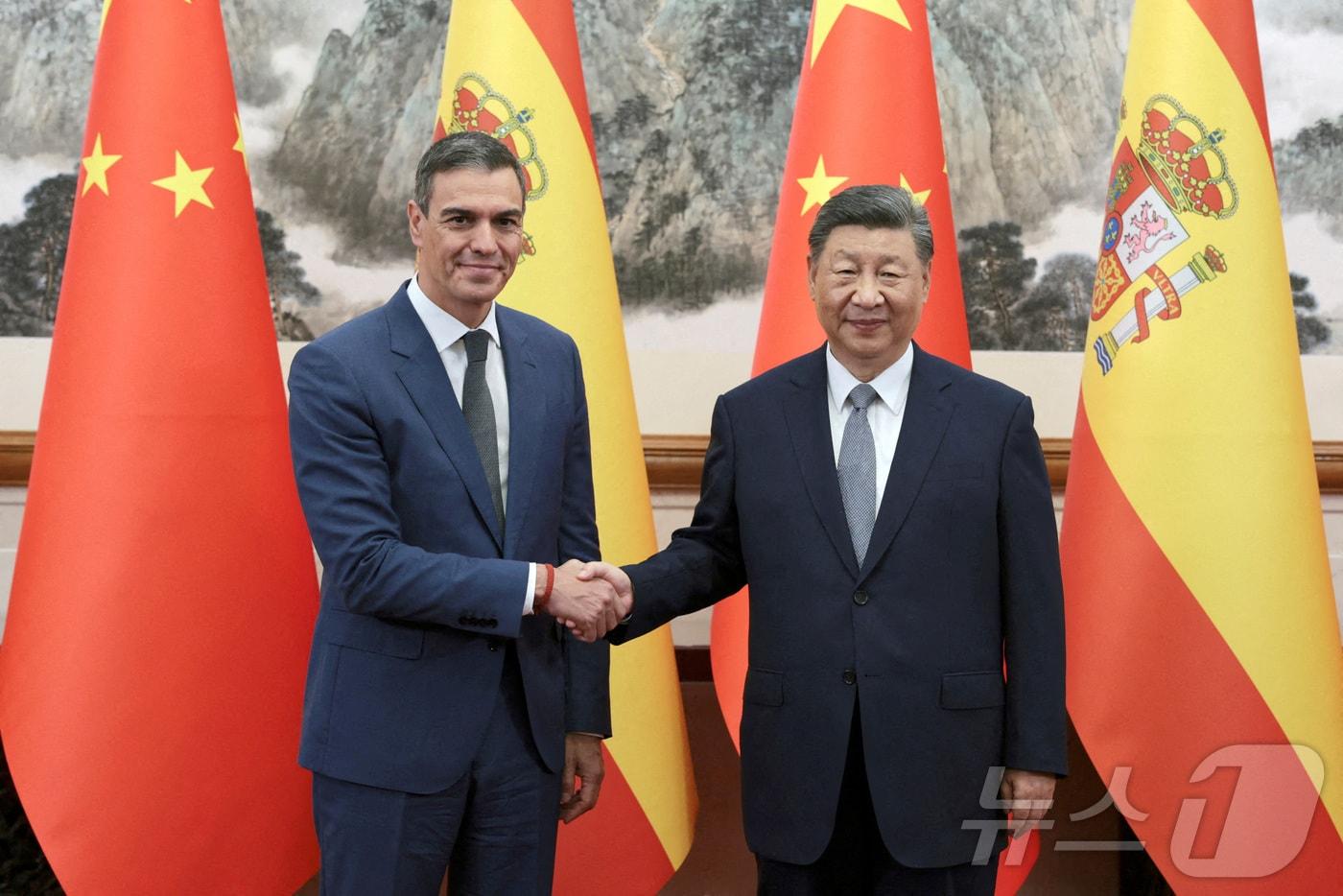 본문 이미지 - 2024년 9월9일 중국 베이징에서 열린 회담에 앞서 시진핑 중국 국가주석과 페드로 산체스 스페인 총리가 악수하고 있다. 2024.09.09.<자료사진> ⓒ 로이터=뉴스1