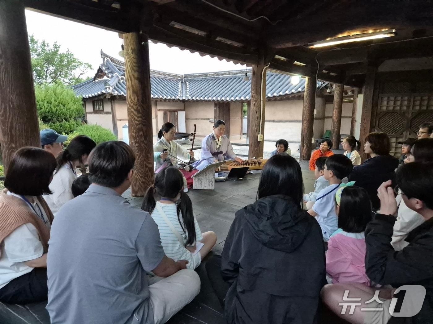 본문 이미지 - 거창군의 국가유산청 공모사업 ‘정자따라 물길따라 국가유산 기행’ 행사 장면(거창군 제공. 재판매 및 DB금지).