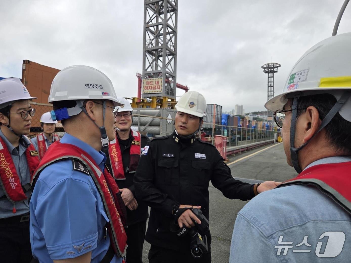 본문 이미지 - 부산해경과 부산항만공사가 합동 안전점검을 벌이는 모습 (해경 제공. 재판매 및 DB금지)