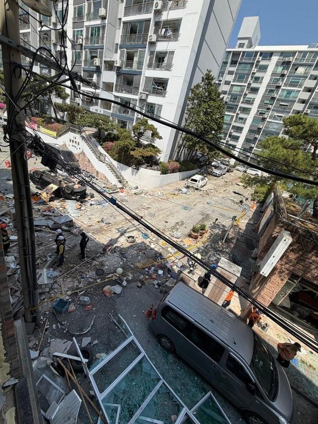 본문 이미지 - 가스폭발 사고가 발생한 청주 흥덕구 봉명동 한 식당 주변