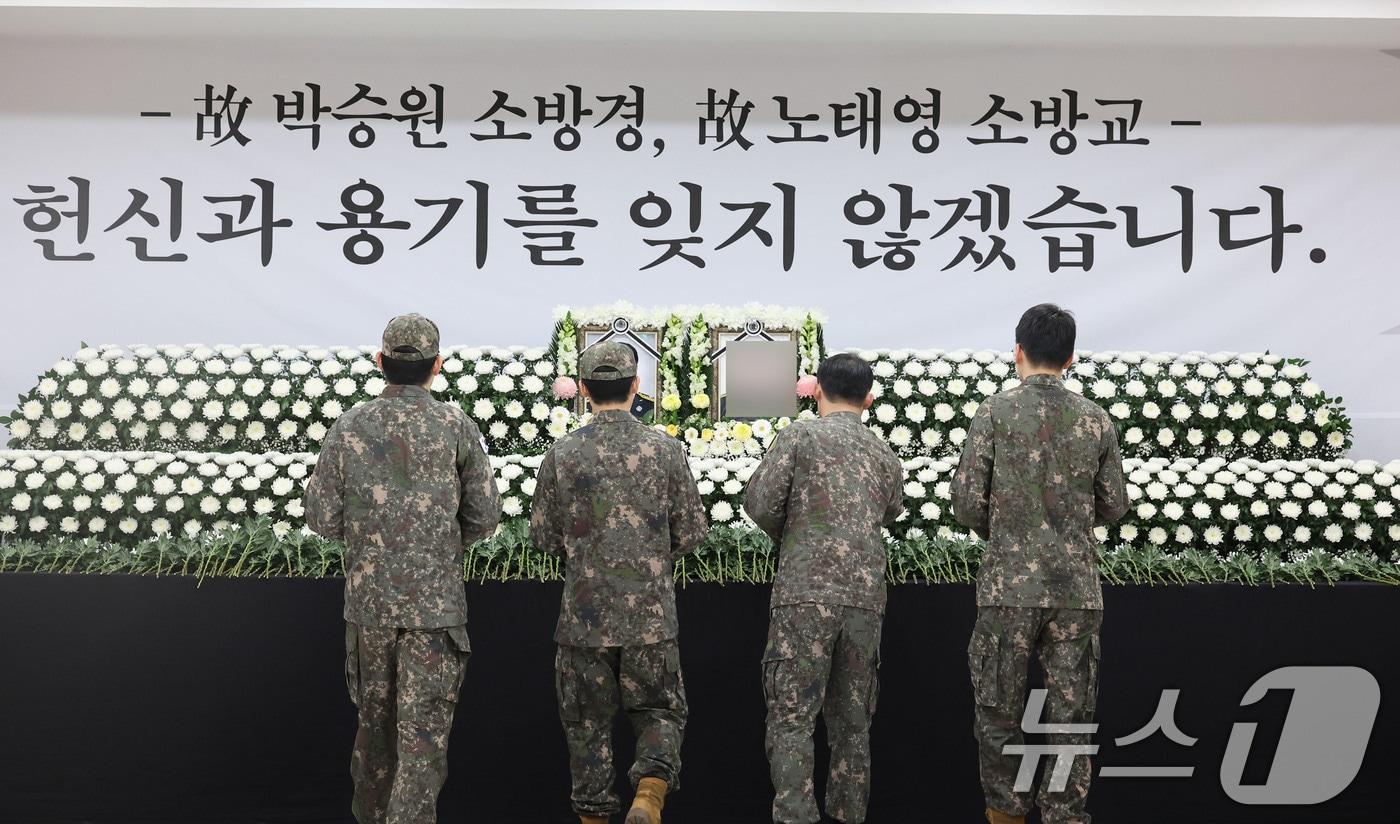 본문 이미지 - 13일 오후 전남 완도문화예술의전당 1층에 마련된 합동분향소에 육군장병들이 냉동창고 화재 진화 중 순직한 소방관을 추모하며 묵념하고 있다. 2026.4.13 ⓒ 뉴스1 박지현 기자