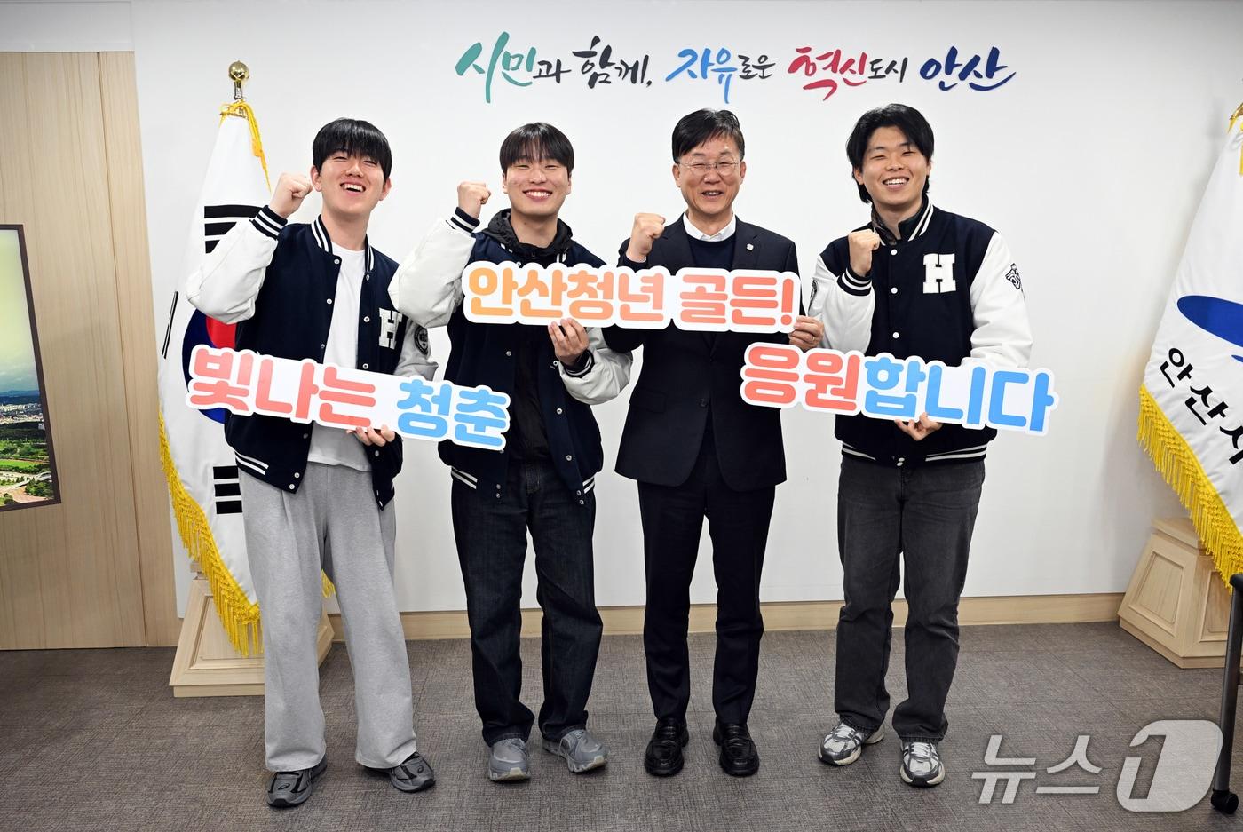 본문 이미지 - 이민근 안산시장(오른쪽 두 번째)와 한양대 에리카 학생들.(안산시 제공)