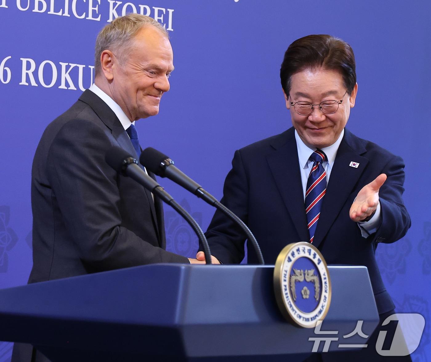 본문 이미지 - 이재명 대통령과 도날드 투스크 폴란드 총리가 13일 청와대에서 공동언론발표를 마친 후 악수하고 있다. (청와대통신사진기자단) 2026.4.13 ⓒ 뉴스1 이재명 기자
