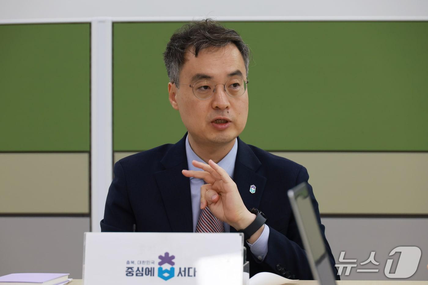 본문 이미지 - 이복원 충북도 경제부지사가 13일 기자실에서 기자회견을 하고 있다.(충북도 제공. 재판매 및 DB금지)