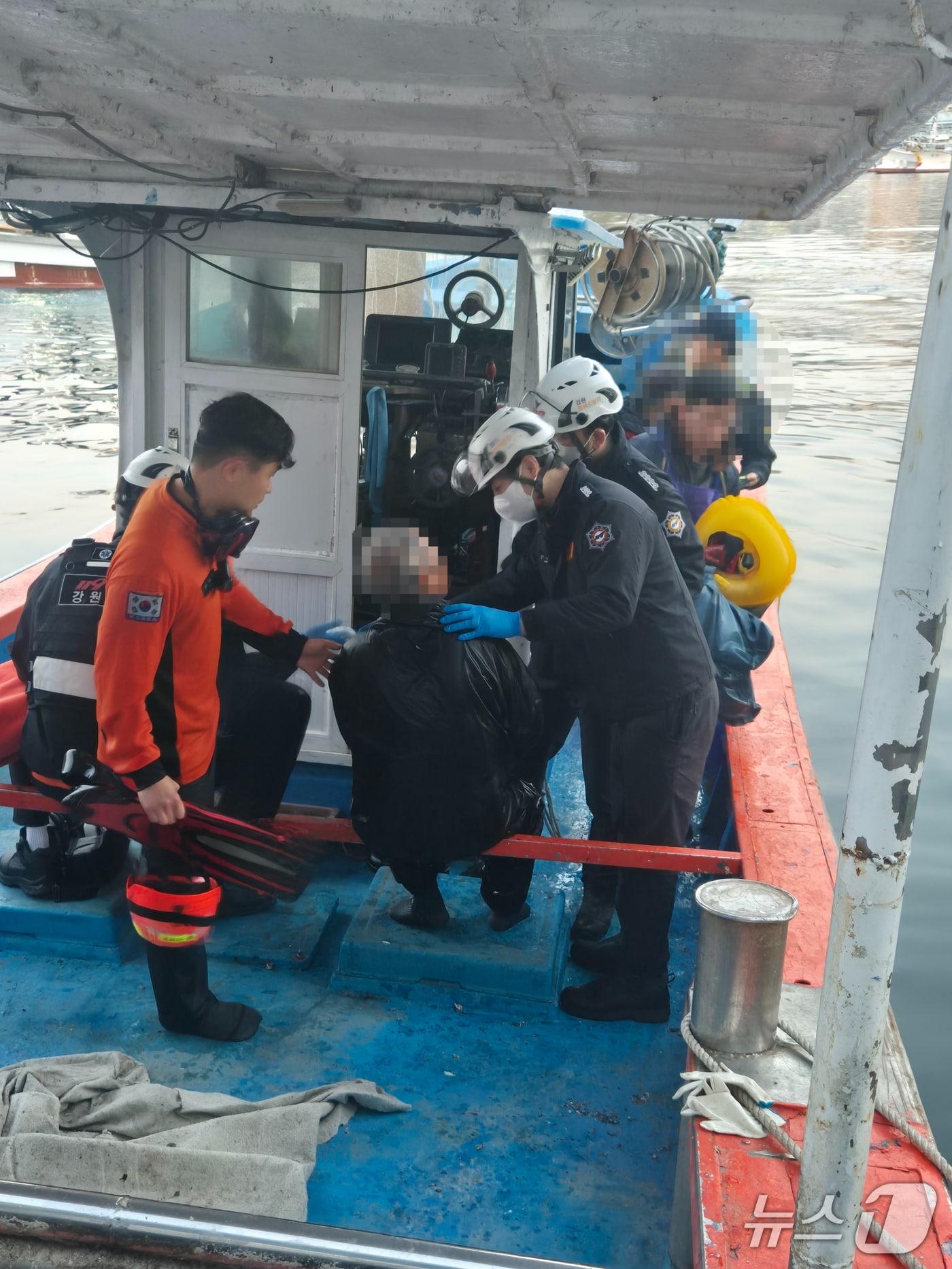 본문 이미지 - 강원 동해 묵호항에서 추락한 70대 구조 후 응급처지 중인 동해소방서 대원들.(동해소방서 제공, 재판매 및 DB금지)