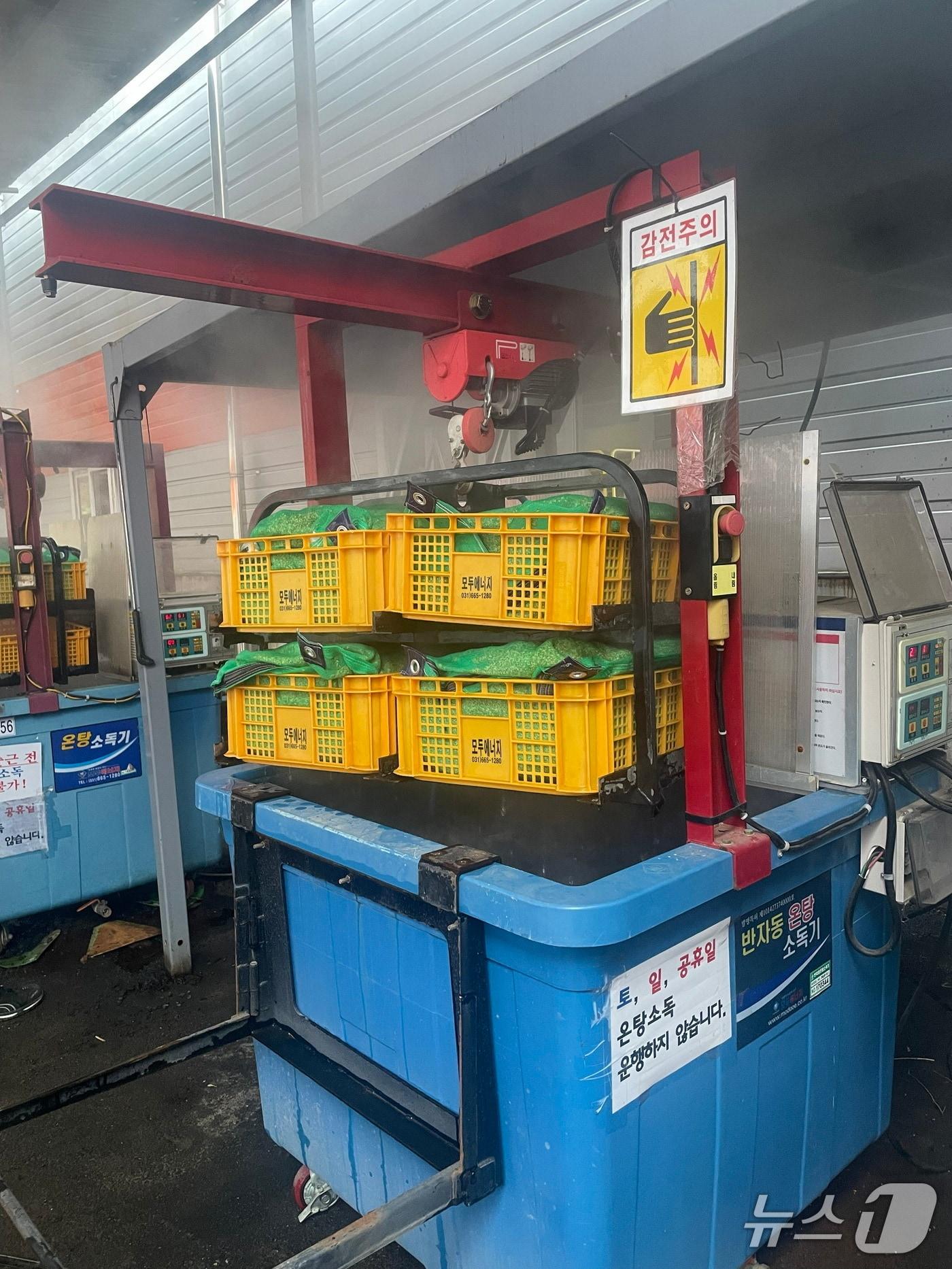 본문 이미지 - 전북 임실군이 고품질 쌀 생산과 병해충 예방을 위해 '벼 종자소독 및 못자리 설치' 현장기술 지도를 실시한다.(임실군제공, 재판매 및 DB금지)2026.4.13/뉴스1