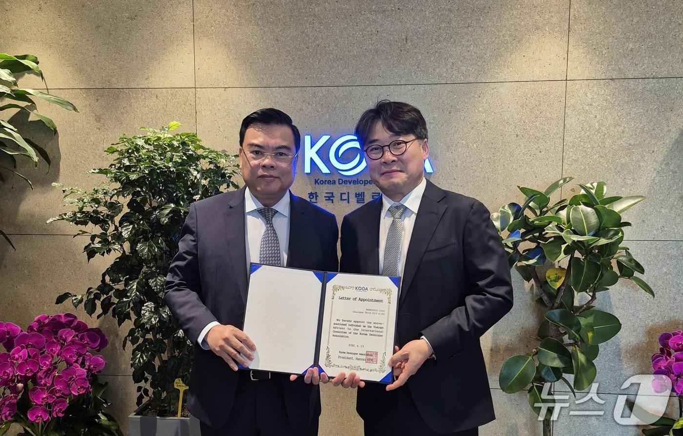 본문 이미지 -  김한모 회장(오른쪽)과 쩐 비엣 하인 회장(왼쪽) (한국디벨로퍼협회 제공) 뉴스1 ⓒ News1