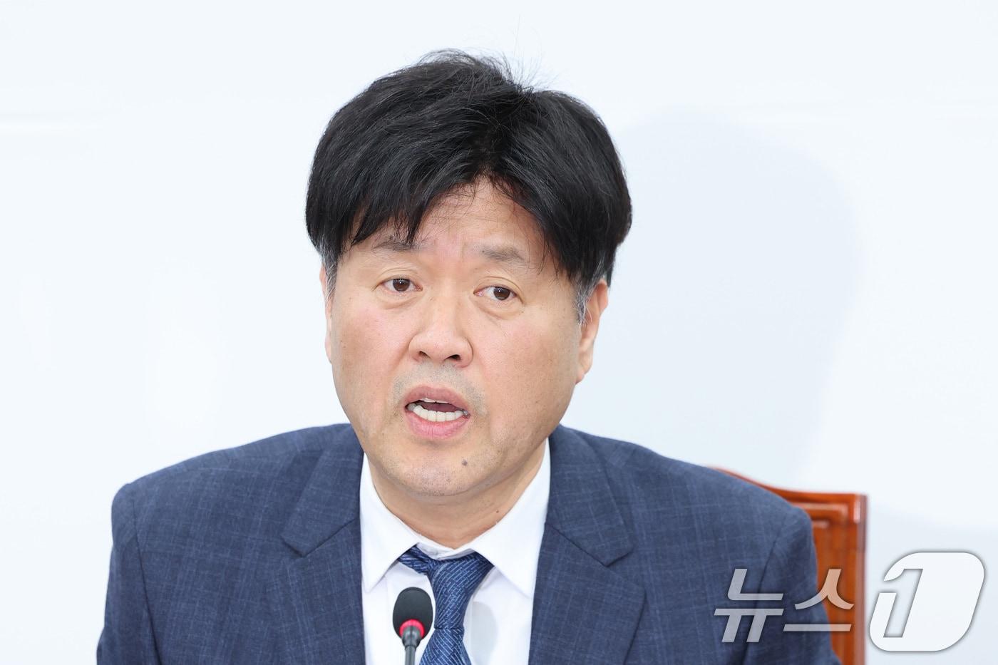 본문 이미지 - 김용 전 민주연구원 부원장이 지난 13일 서울 여의도 국회에서 열린 정치검찰 조작기소특위 기자간담회에서 발언하고 있다. 2026.4.13 ⓒ 뉴스1 신웅수 기자