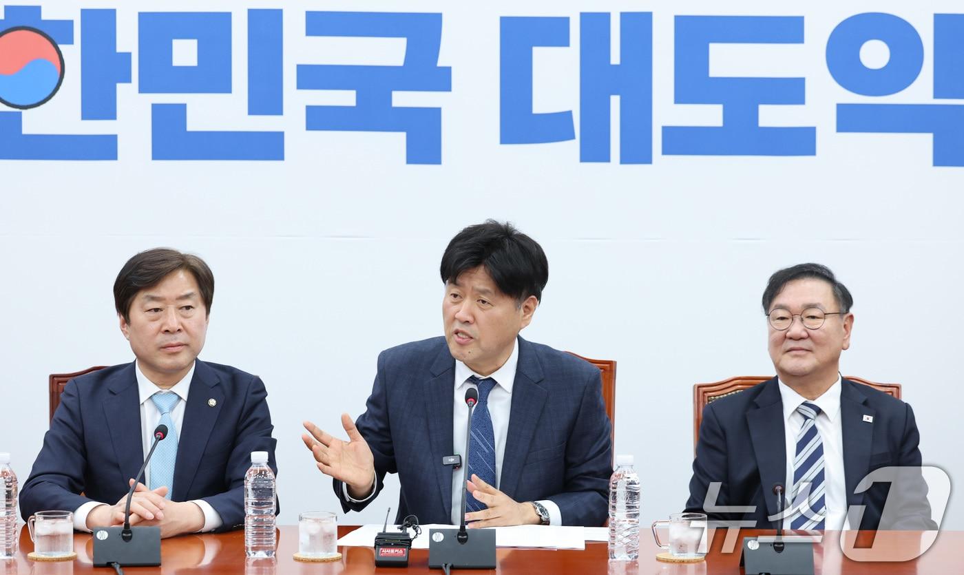 본문 이미지 - 김용 전 민주연구원 부원장이 13일 서울 여의도 국회에서 열린 정치검찰 조작기소 특위 기자간담회에서 발언하고 있다. 2026.4.13 ⓒ 뉴스1 신웅수 기자