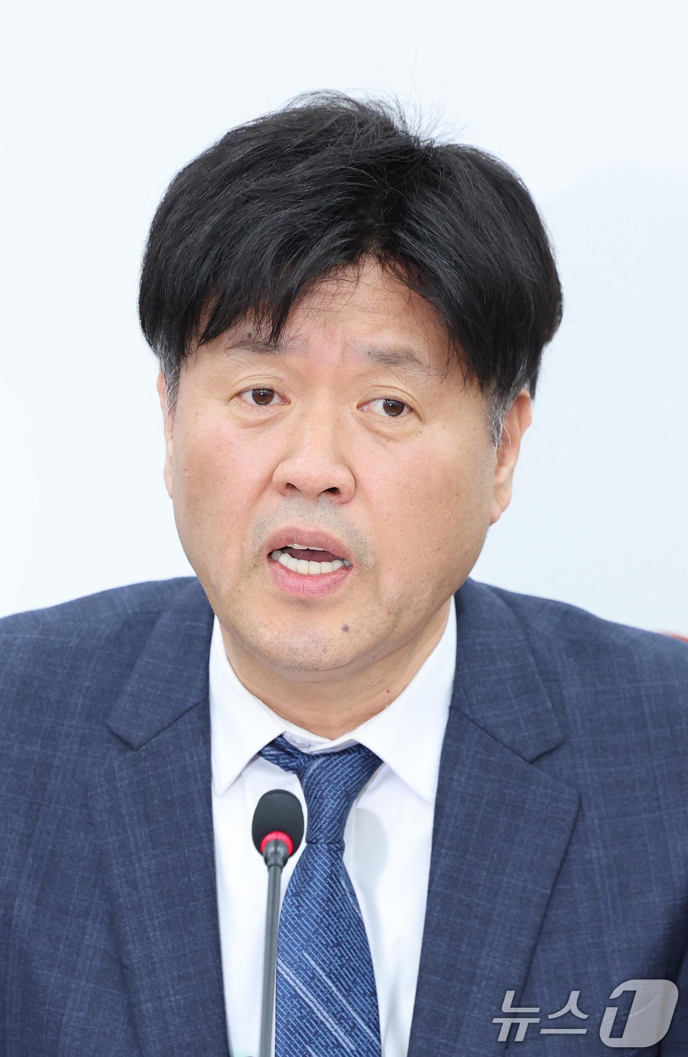 본문 이미지 - 김용 전 민주연구원 부원장이 지난 13일 서울 여의도 국회에서 열린 정치검찰 조작기소특위 기자간담회에서 발언하고 있다. 2026.4.13 ⓒ 뉴스1 신웅수 기자