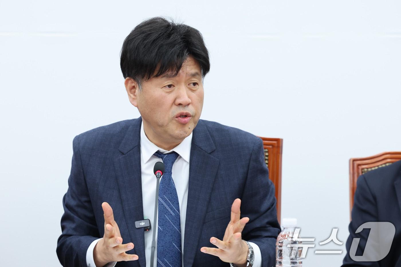 본문 이미지 - 김용 전 민주연구원 부원장이 13일 서울 여의도 국회에서 열린 정치검찰 조작기소특위 기자간담회에서 발언하고 있다. 2026.4.13 ⓒ 뉴스1 신웅수 기자