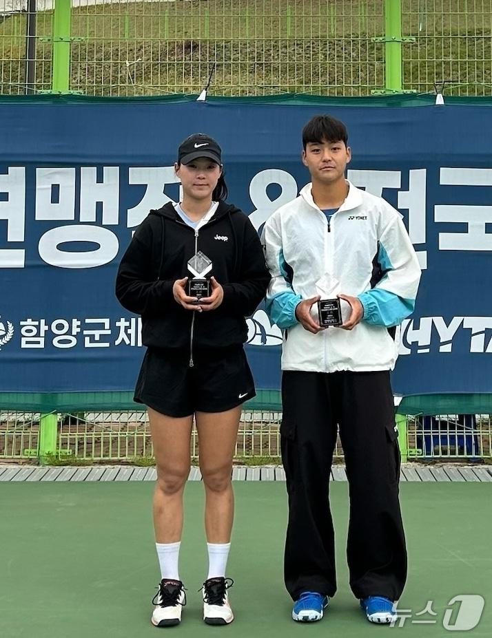 본문 이미지 - 전북 진안군청 소속 이현이 선수(왼쪽)가 김근준 선수(양구군청)와 혼합복식에 출전해 3위를 차지했다.(진안군제공, 재판매 및 DB금지)2026.4.13/뉴스1