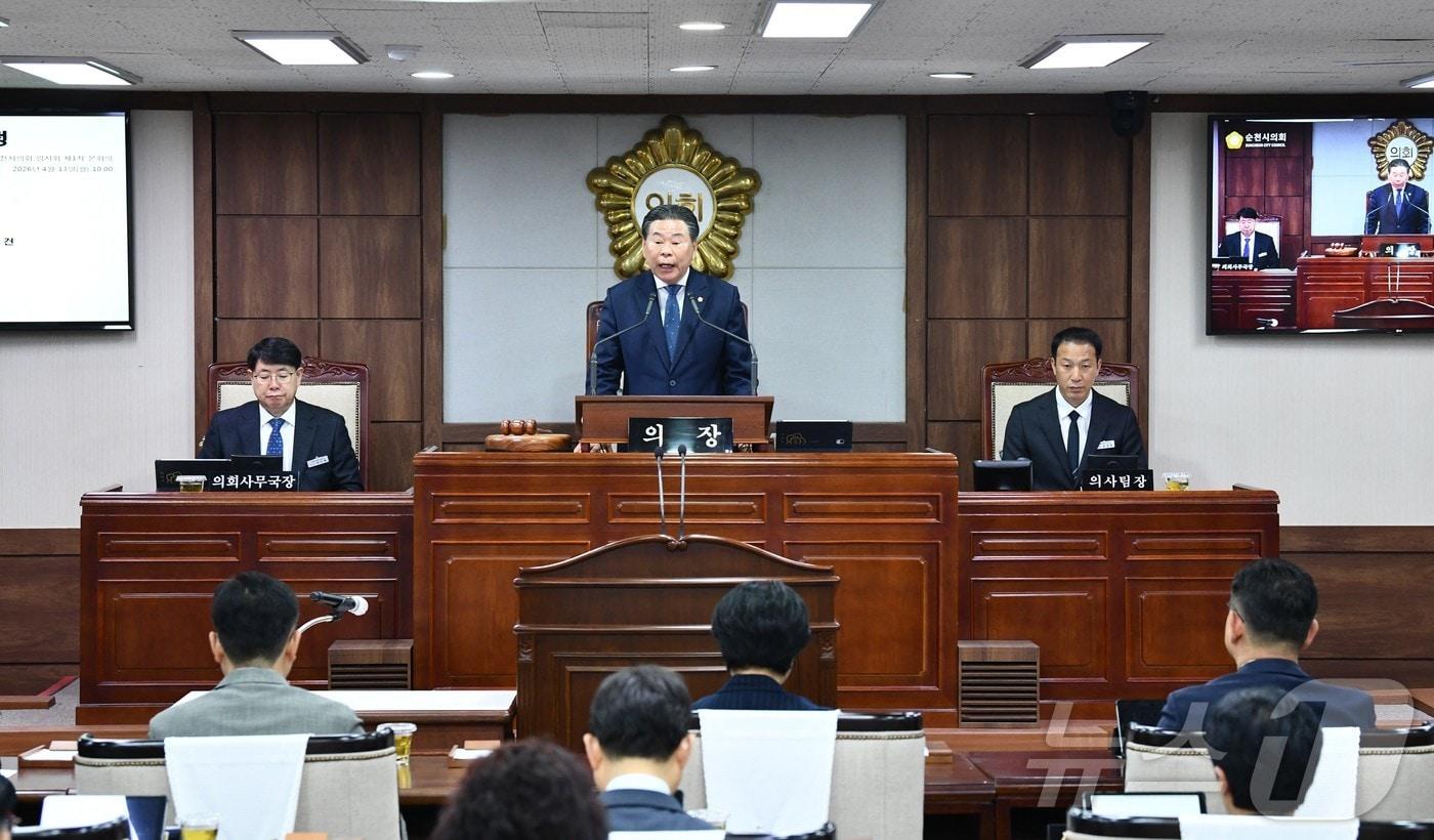 본문 이미지 - 순천시의회가 13일 임시회를 열고 1인당 15만원의 민생회복지원금이 담긴 제2회 추가경정예산안을 의결하고 있다. (순천시의회 제공. 재판매 및 DB금지) ⓒ 뉴스1 김성준 기자