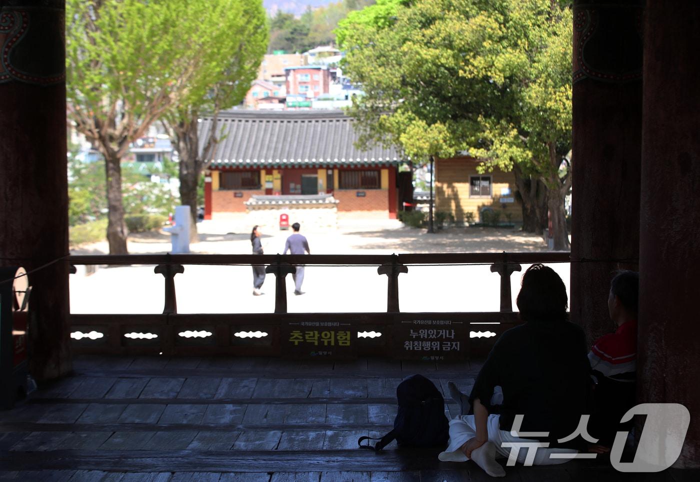 본문 이미지 - 초여름 날씨를 보인 13일 경남 밀양 영남루를 찾은 시민들이 더위를 피해 휴식하고 있다. 이날 밀양 낮 최고기온은 27.5도를 기록했다. 2026.4.13 ⓒ 뉴스1 윤일지 기자