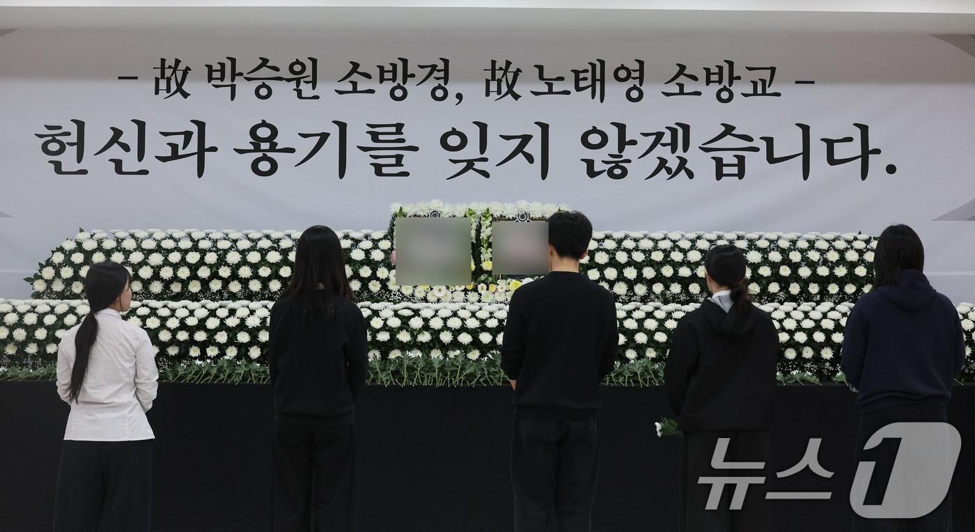 본문 이미지 - 13일 오후 전남 완도문화예술의전당 1층에 마련된 합동분향소에 완도고등학교 학생들이 순직한 소방관을 추모하고 있다. 2026.4.13 ⓒ 뉴스1 박지현 기자