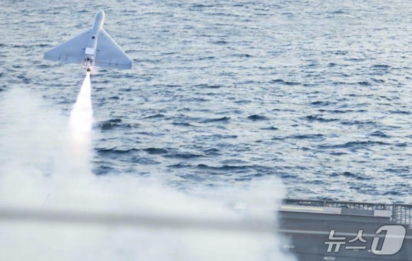 본문 이미지 - 지난해 12월 미국 해군 산타 바바라함(LCS 32)에서 발사한 저비용 무인 전투 공격 시스템 '루카스' (LUCAS) 모습. 2026.4.13./ⓒ 뉴스1(DVIDS 캡처)