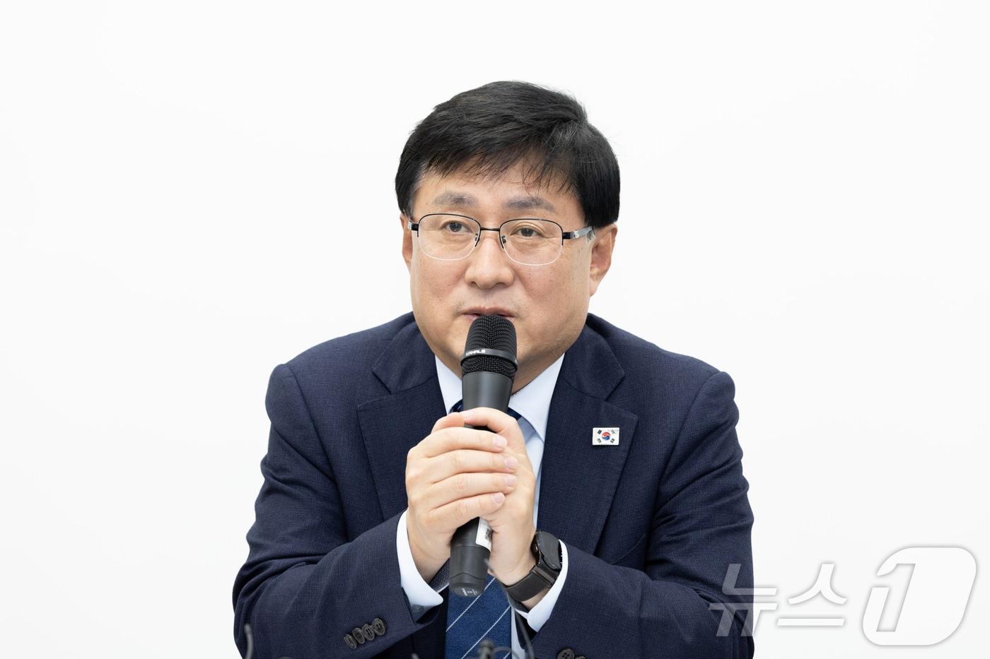 본문 이미지 - 김성환 기후에너지환경부 장관이 13일 서울 영등포구 한국농수산재활용사업공제조합에서 열린 ‘재생원료 사용 종량제봉투 제작 확대 업무 협약식’에서 인사말을 하고 있다. (기후에너지환경부 제공. 재판매 및 DB금지) 2026.4.13 ⓒ 뉴스1