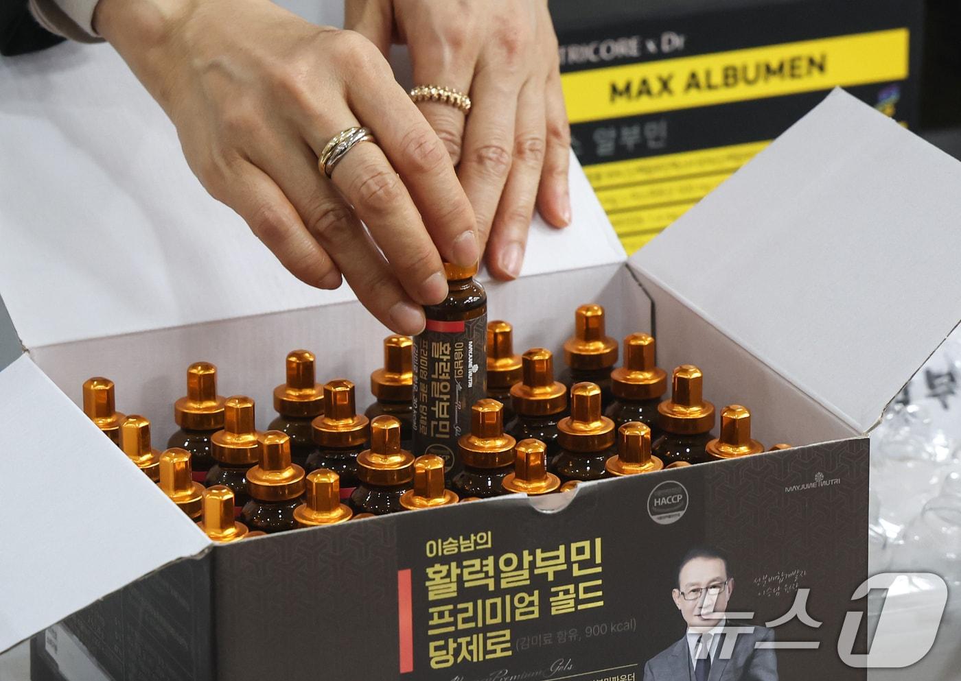 본문 이미지 - 지난 4월 13일 서울 양천구 서울지방식품의약품안전청에 부당광고로 적발된 '먹는 알부민' 제품들이 진열돼 있다.  ⓒ 뉴스1 임지훈 인턴기자