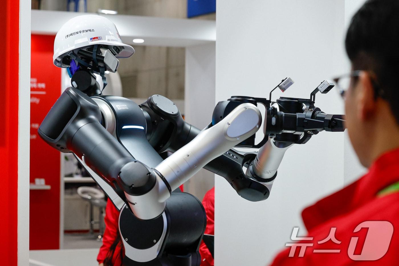 본문 이미지 - 지난 13일 경기 고양시 일산서구 킨텍스에서 열린 서울국제생산제조기술전(SIMTOS 2026) 로봇 및 디지털제조기술 특별전 레인보우로보틱스 부스에서 신형 휴머노이드 로봇 RB-Y2의 데모시스템 시연이 펼쳐지고 있다.  2026.4.13 ⓒ 뉴스1 안은나 기자
