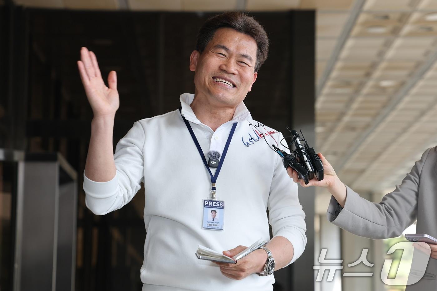 본문 이미지 - 보수 성향 유튜버 전한길 씨가 13일 이재명 대통령과 이준석 개혁신당 대표 관련 명예훼손 등의 혐의로 구속영장 청구 전 피의자 조사를 받기 위해 서울 서초구 서울중앙지방검찰청으로 출석하며 입장을 밝히고 있다. 2026.4.13 ⓒ 뉴스1 임세영 기자