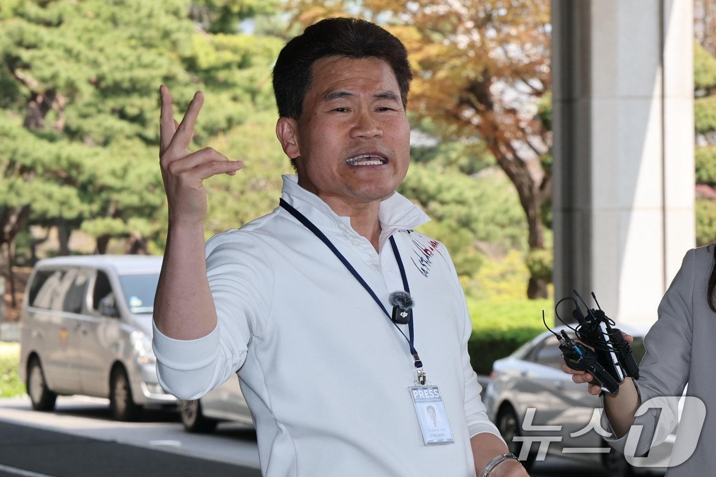 본문 이미지 - 보수 성향 유튜버 전한길 씨가 13일 이재명 대통령과 이준석 개혁신당 대표 관련 명예훼손 등의 혐의로 구속영장 청구 전 피의자 조사를 받기 위해 서울 서초구 서울중앙지방검찰청으로 출석하며 입장을 밝히고 있다. 2026.4.13 ⓒ 뉴스1 임세영 기자