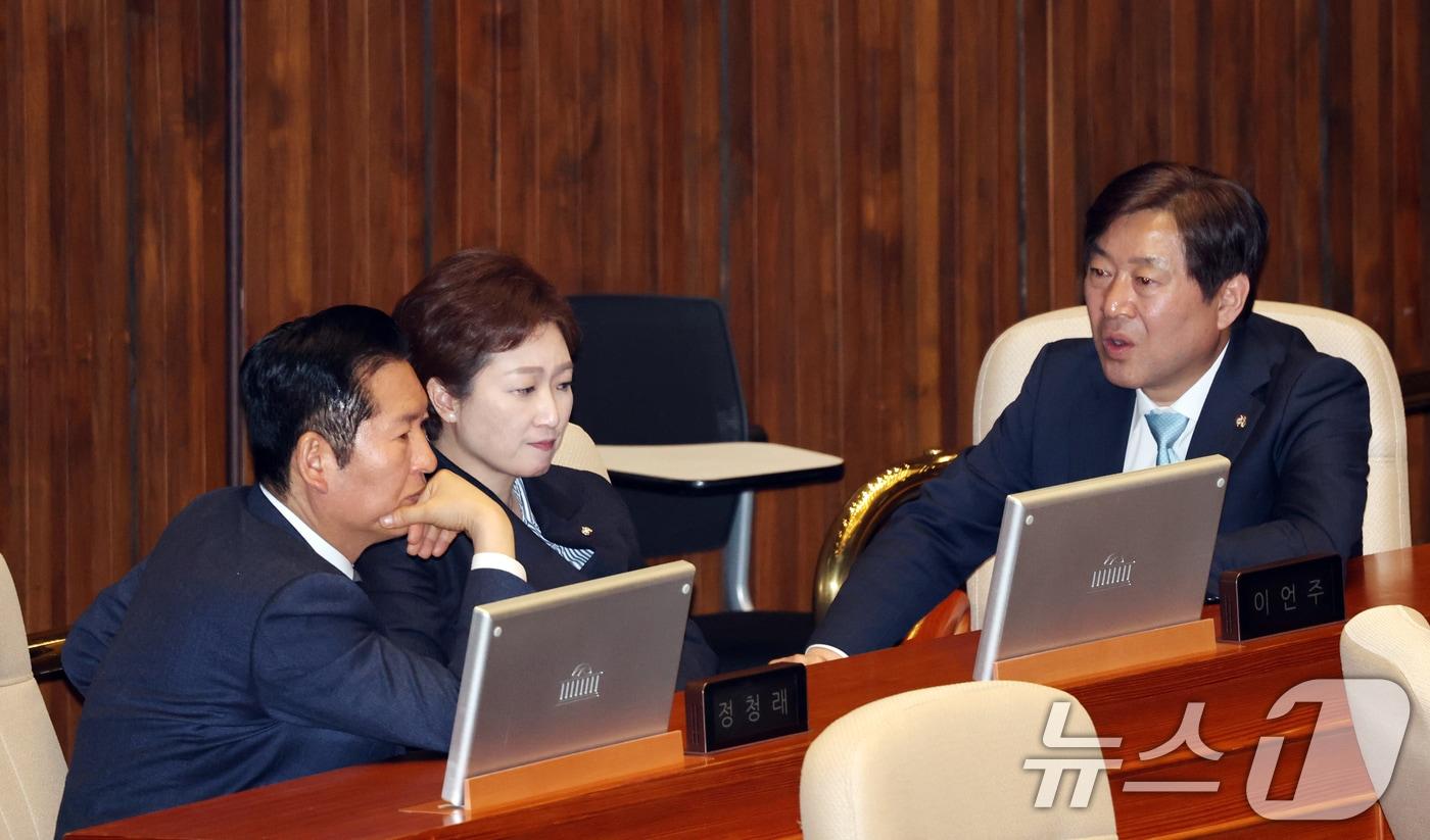 본문 이미지 - 지난 13일 서울 여의도 국회에서 열린 제434국회(임시회) 제4차 본회의에서 정청래 더불어민주당 대표가 이언주, 황명선 최고위원(사진 왼쪽부터)과 대화하고 있는 모습. 2026.4.13 ⓒ 뉴스1 이승배 기자