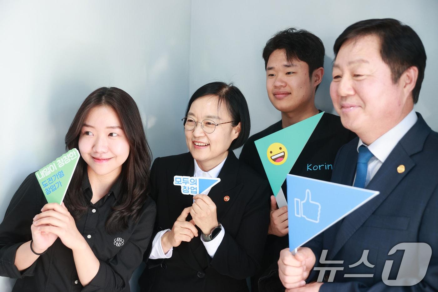 본문 이미지 - 한성숙 중소벤처기업부 장관이 13일 대전광역시 유성구 충남대학교에서 열린 충남대학교 창업동아리 대학생 간담회를 마치고 김정겸 충남대 총장, 학생들과 기념촬영을 하고 있다. (중소벤처기업부 제공. 재판매 및 DB금지) 2026.4.13 ⓒ 뉴스1