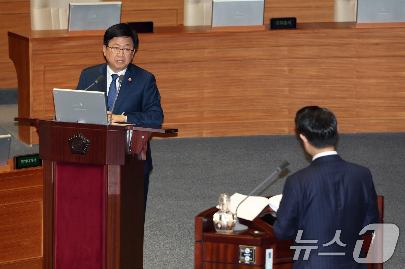 본문 이미지 - 13일 서울 여의도 국회에서 열린 제434국회(임시회) 제4차 본회의 교육·사회·문화 분야에 관한 대정부질문에서 최교진 부총리 겸 교육부 장관이 김영호 더불어민주당 의원의 질의에 답변하고 있다. 2026.4.13 ⓒ 뉴스1 이승배 기자