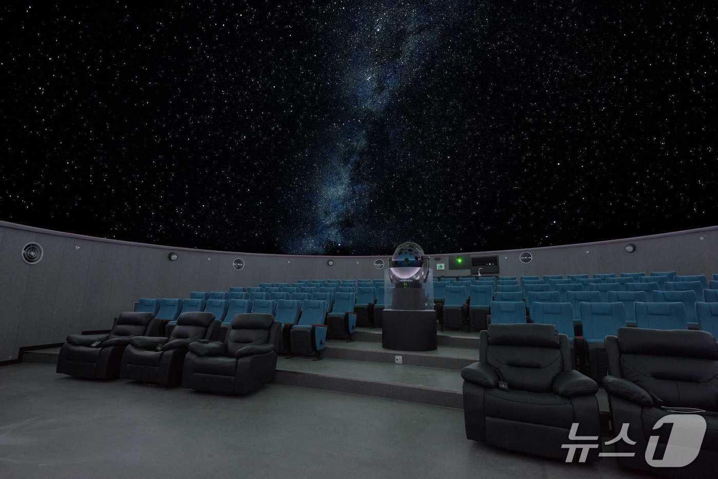 본문 이미지 - 밀양문화관광재단이 오는 14~26일 밀양아리랑우주천문대에서 특별 해설 '다시 달로, 아르테미스 2호'를 운영한다. 사진은 해설이 이뤄지는 천체투영관.(밀양시 제공. 재판매 및 DB금지)