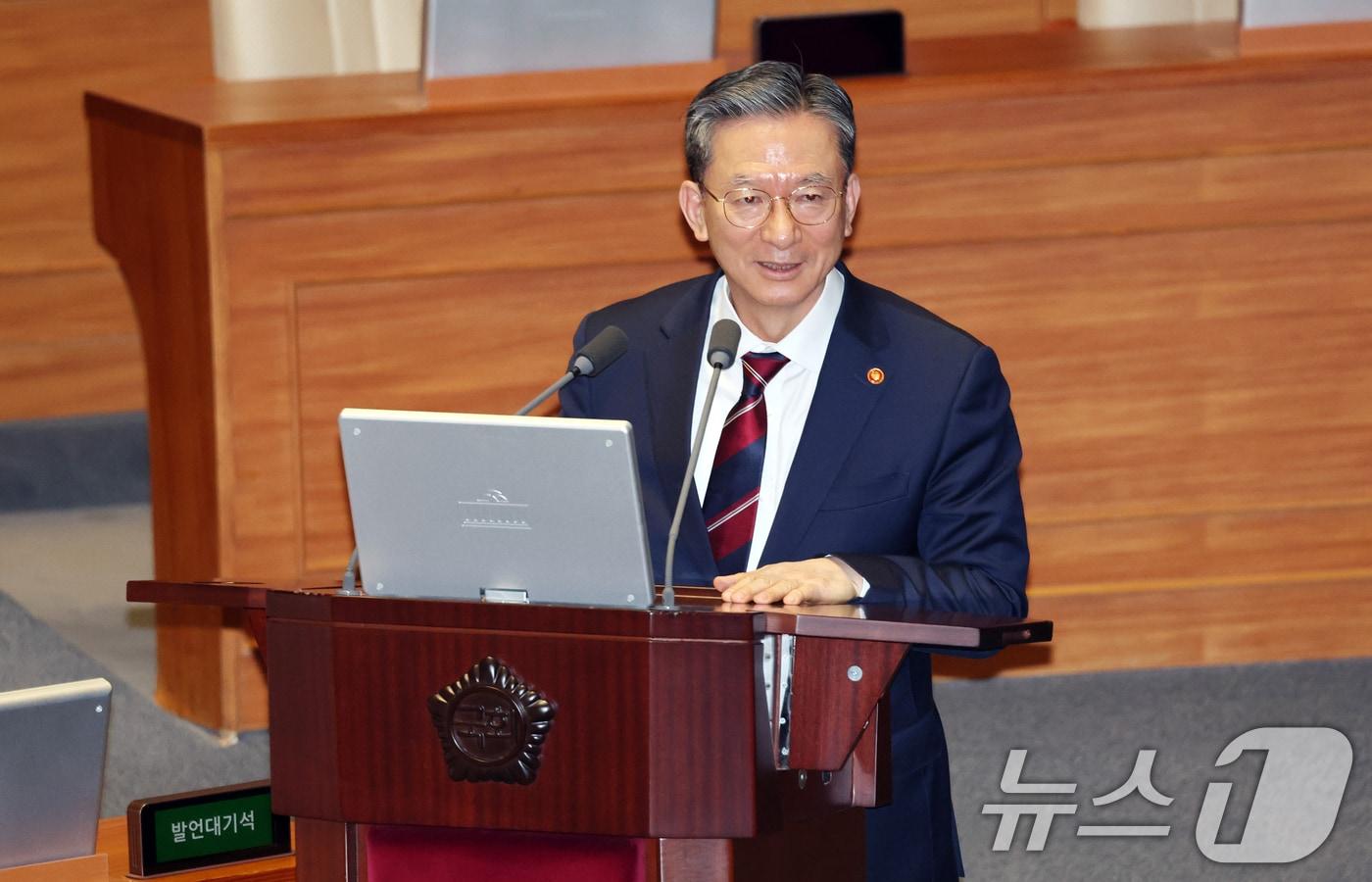 본문 이미지 - 13일 서울 여의도 국회에서 열린 제434국회(임시회) 제4차 본회의 교육·사회·문화 분야에 관한 대정부질문에서 정성호 법무부 장관이 김영호 더불어민주당 의원의 질의에 답변하고 있다. 2026.4.13 ⓒ 뉴스1 이승배 기자