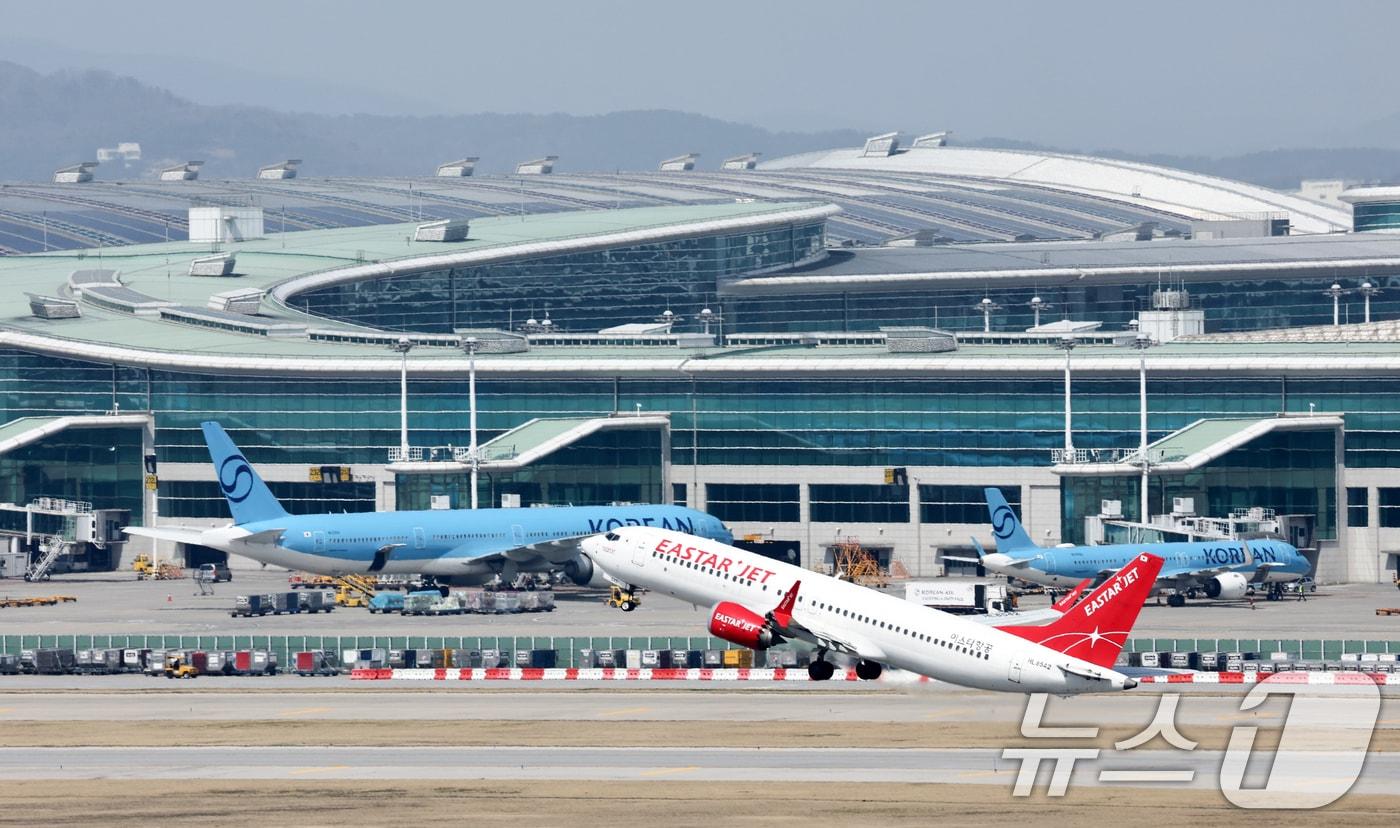 본문 이미지 - 5월 유류할증료 공개를 앞둔 13일 인천국제공항에서 여객기가 이륙하고 있다.2026.4.13 ⓒ 뉴스1 최지환 기자