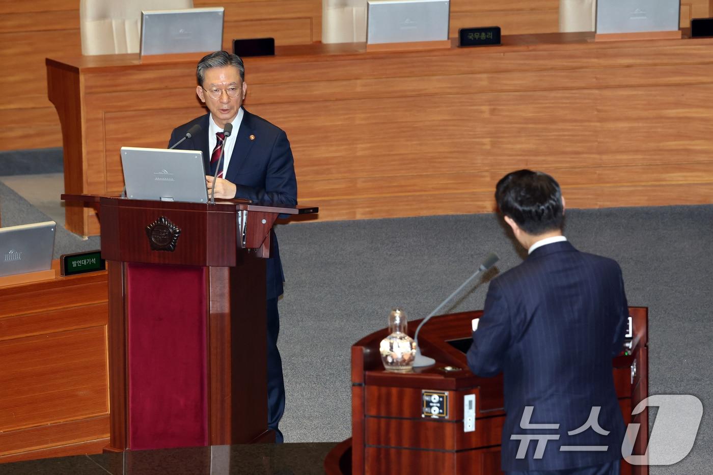 본문 이미지 - 13일 서울 여의도 국회에서 열린 제434국회(임시회) 제4차 본회의 교육·사회·문화 분야에 관한 대정부질문에서 정성호 법무부 장관이 김영호 더불어민주당 의원의 질의에 답변하고 있다. 2026.4.13 ⓒ 뉴스1 이승배 기자