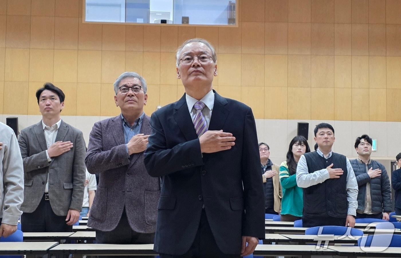 본문 이미지 - 김희곤 독립기념관장이 13일 독립기념관 컨벤션홀에서 열린 취임식에서 국민의례를 하고 있다. 2026.4.13./뉴스1 이시우 기자