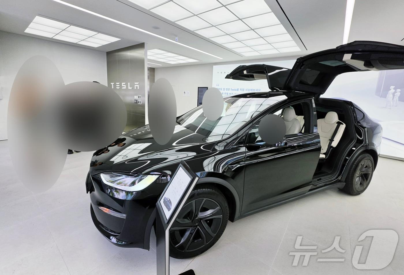 본문 이미지 - 테슬라의 호남권 첫 매장이 오픈한 13일 광주 북구 중흥동 광주 스토어에 시민들의 발걸음이 이어지고 있다. 2026.4.13 ⓒ 뉴스1 이수민 기자