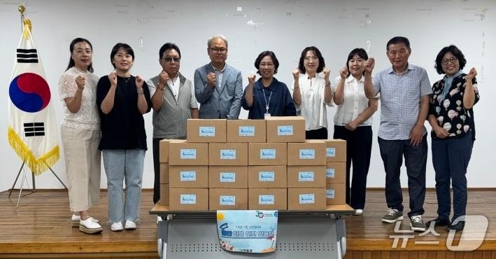 본문 이미지 - 작년 기장군 여름안전 협의체 '쿨한 마을안전발굴단'이 기념촬영을 하고 있다.(기장군 제공. 재판매 및 DB금지)