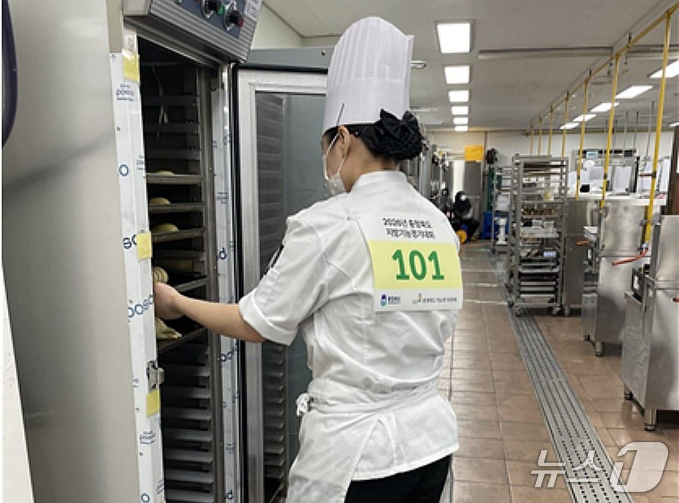 본문 이미지 - 충북기능경기대회 제빵 분야에 출전한 충북비즈니스고 학생.(괴산증평교육지원청, 재판매 및 DB금지)