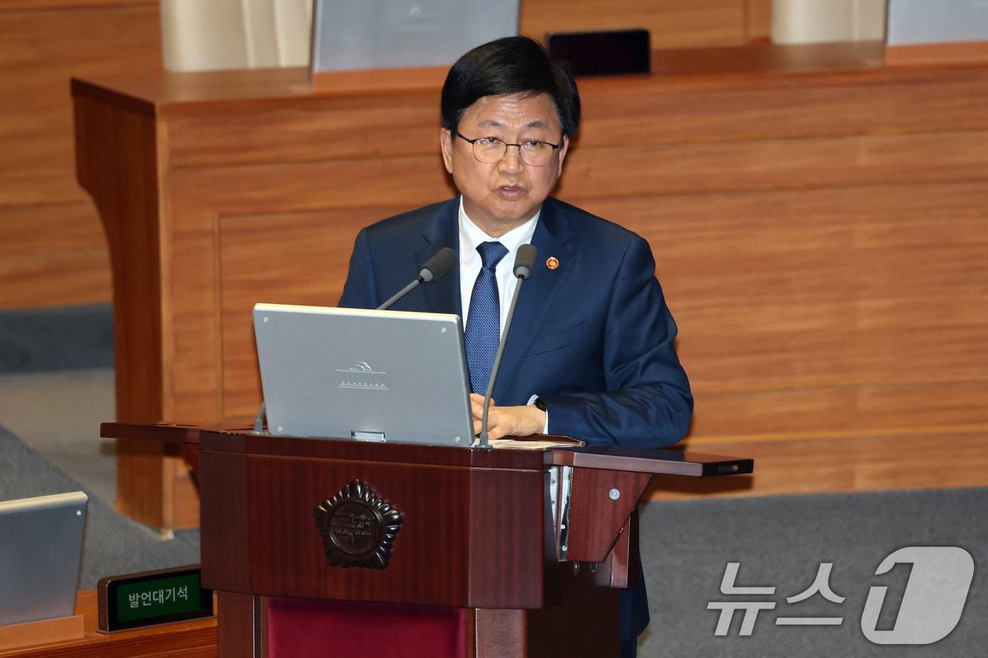 본문 이미지 - 13일 서울 여의도 국회에서 열린 제434국회(임시회) 제4차 본회의 교육·사회·문화 분야에 관한 대정부질문에서 최교진 부총리 겸 교육부 장관이 김영호 더불어민주당 의원의 질의에 답변하고 있다. 2026.4.13 ⓒ 뉴스1 이승배 기자