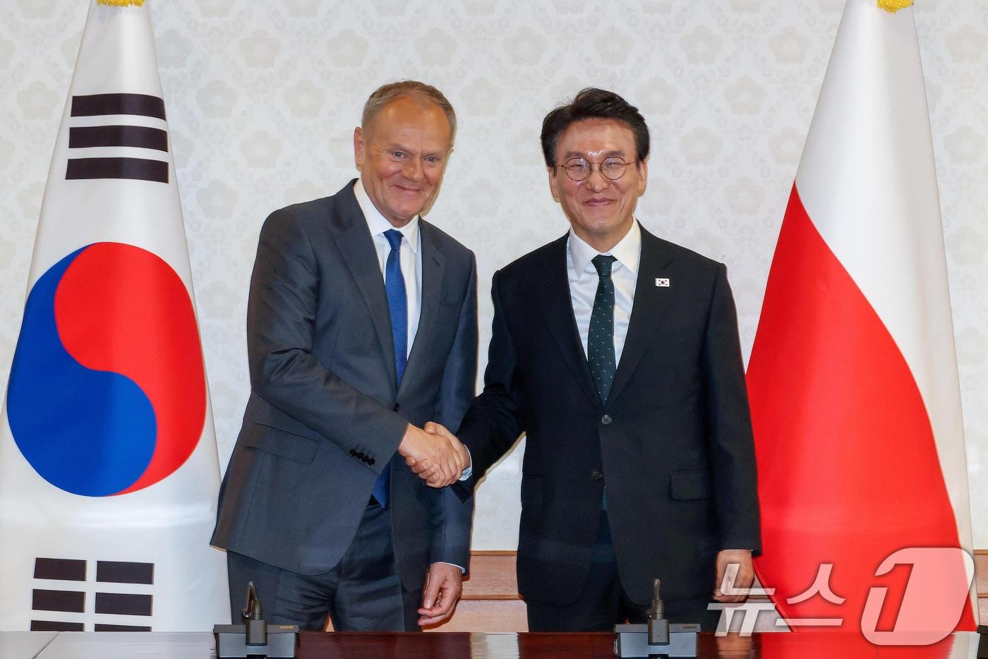 본문 이미지 - 김민석 국무총리가 14일 정부서울청사에서 도날드 투스크 폴라드 총리와 면담에 앞서 기념 촬영을 하고 있다. 2026.4.13 ⓒ 뉴스1 김명섭 기자