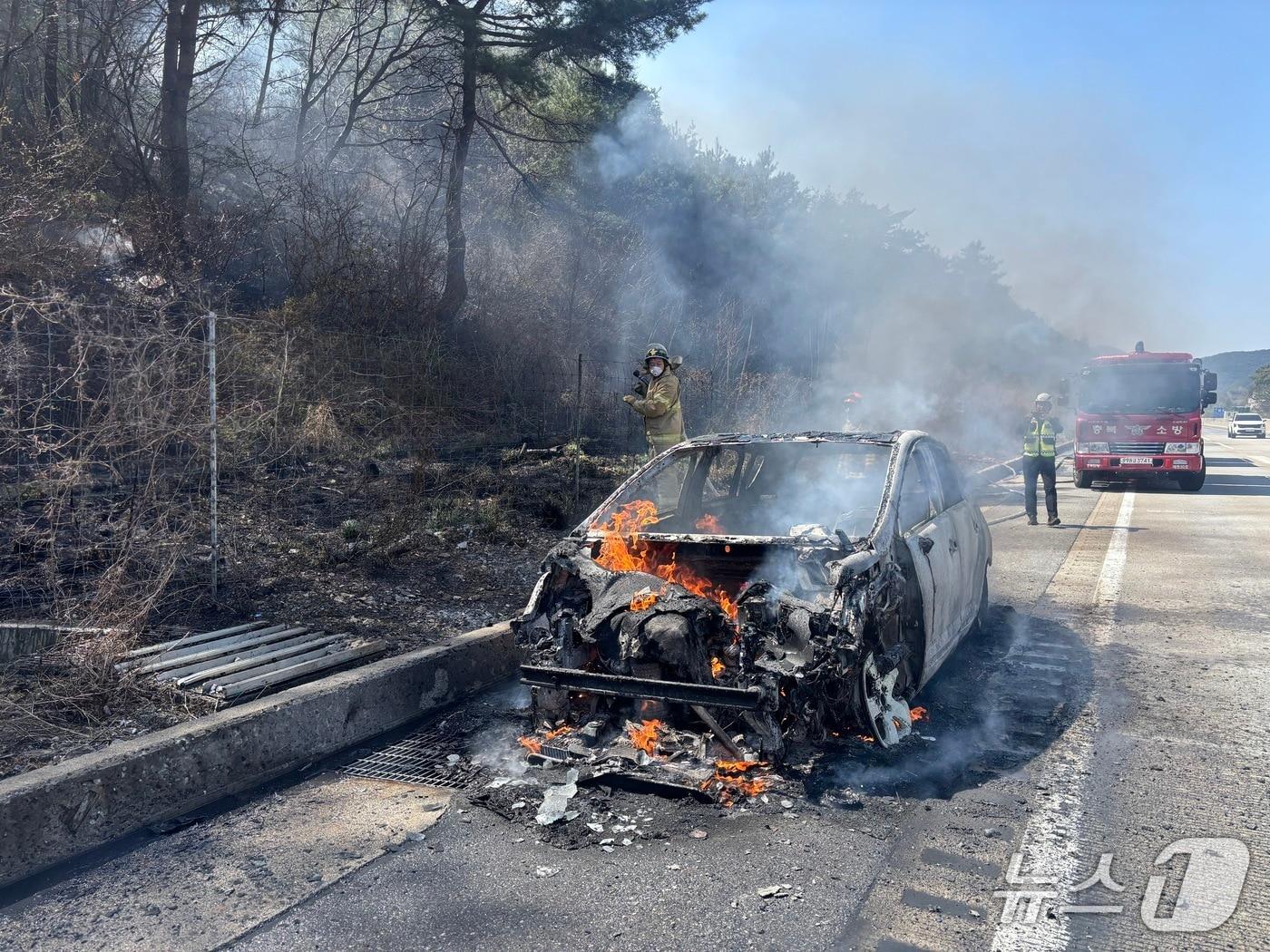 본문 이미지 - 중앙고속도로 부산 방향 250㎞ 지점 차량 화재. (단양소방서 제공. 재판매 및 DB 금지) 