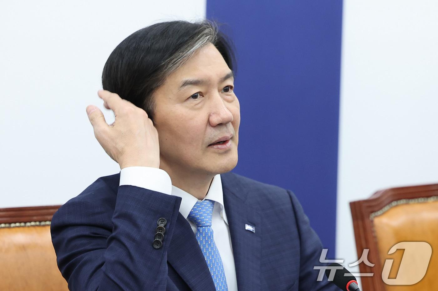 본문 이미지 - 조국 조국혁신당 대표가 13일 서울 여의도 국회에서 열린 최고위원회-시도당위원장연석회의에 참석하고 있다. 2026.4.13 ⓒ 뉴스1 신웅수 기자