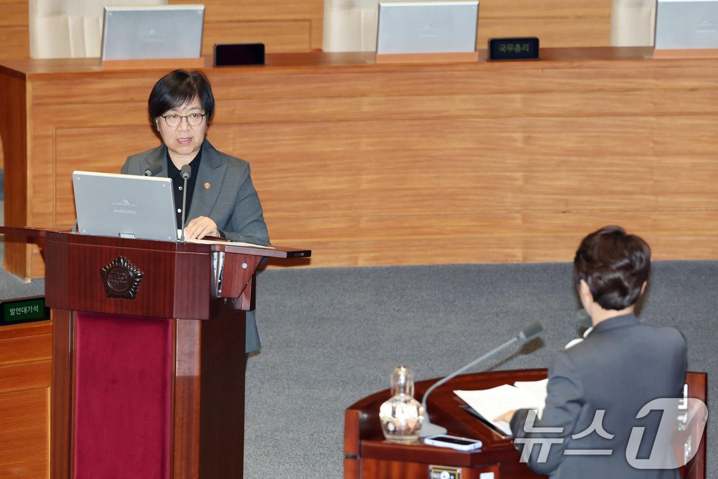 본문 이미지 - 13일 서울 여의도 국회에서 열린 제434국회(임시회) 제4차 본회의 교육·사회·문화 분야에 관한 대정부질문에서 정은경 보건복지부 장관이 의원 질의에 답변하고 있다. 2026.4.13 ⓒ 뉴스1 이승배 기자