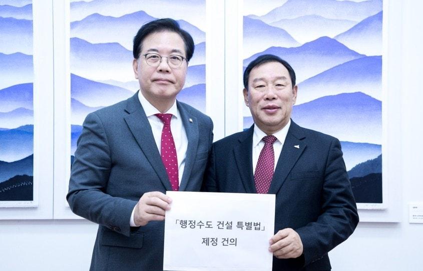 본문 이미지 -  최민호 세종시장(오른쪽)이 송언석 국민의힘 원내대표에게 행정수도 건설 특별법 제정을 건의하며 기념사진을 찍고 있다. (최민호 후보 캠프 제공. 재판매 및 DB 금지)