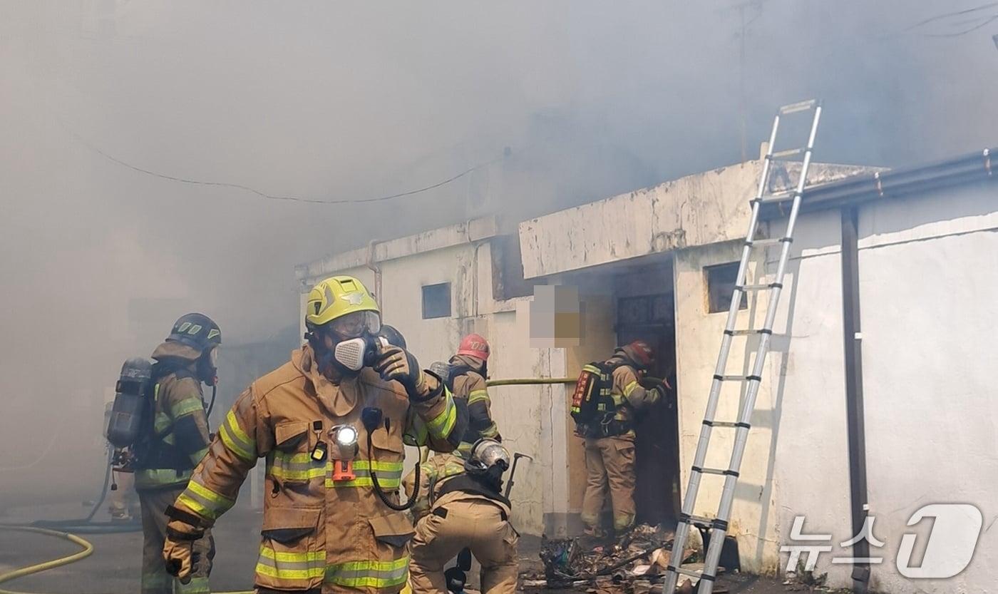 본문 이미지 - 13일 오후 1시 38분쯤 불이 나 연기로 뒤덮힌 경북 경산시 중방동 단독주택에서 소방대원들이 진화작업을 벌이고 있다.(경북소방본부 제공.재판매 및 DB 금지)2026.4.13/뉴스1