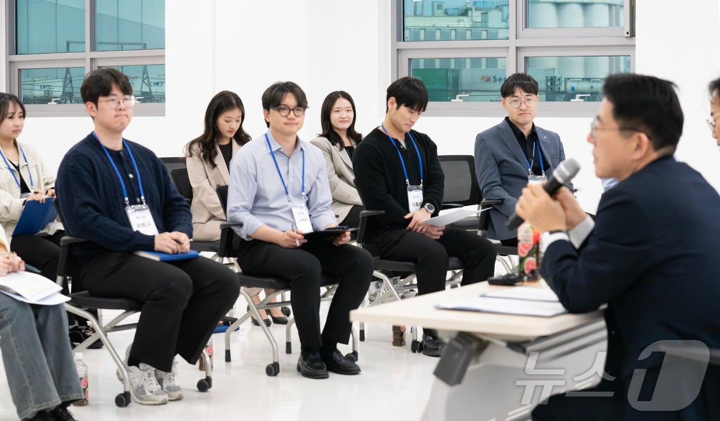 본문 이미지 - 황종우 해양수산부 장관이 13일 해양수산부 별관 대강당에서 열린 제8기 혁신엔(N)돌핀스(해양수산 어벤져스) 첫모임에서 청년 공무원들과 대화하고 있다. (해양수산부 제공. 재판매 및 DB금지) 2026.4.13 ⓒ 뉴스1