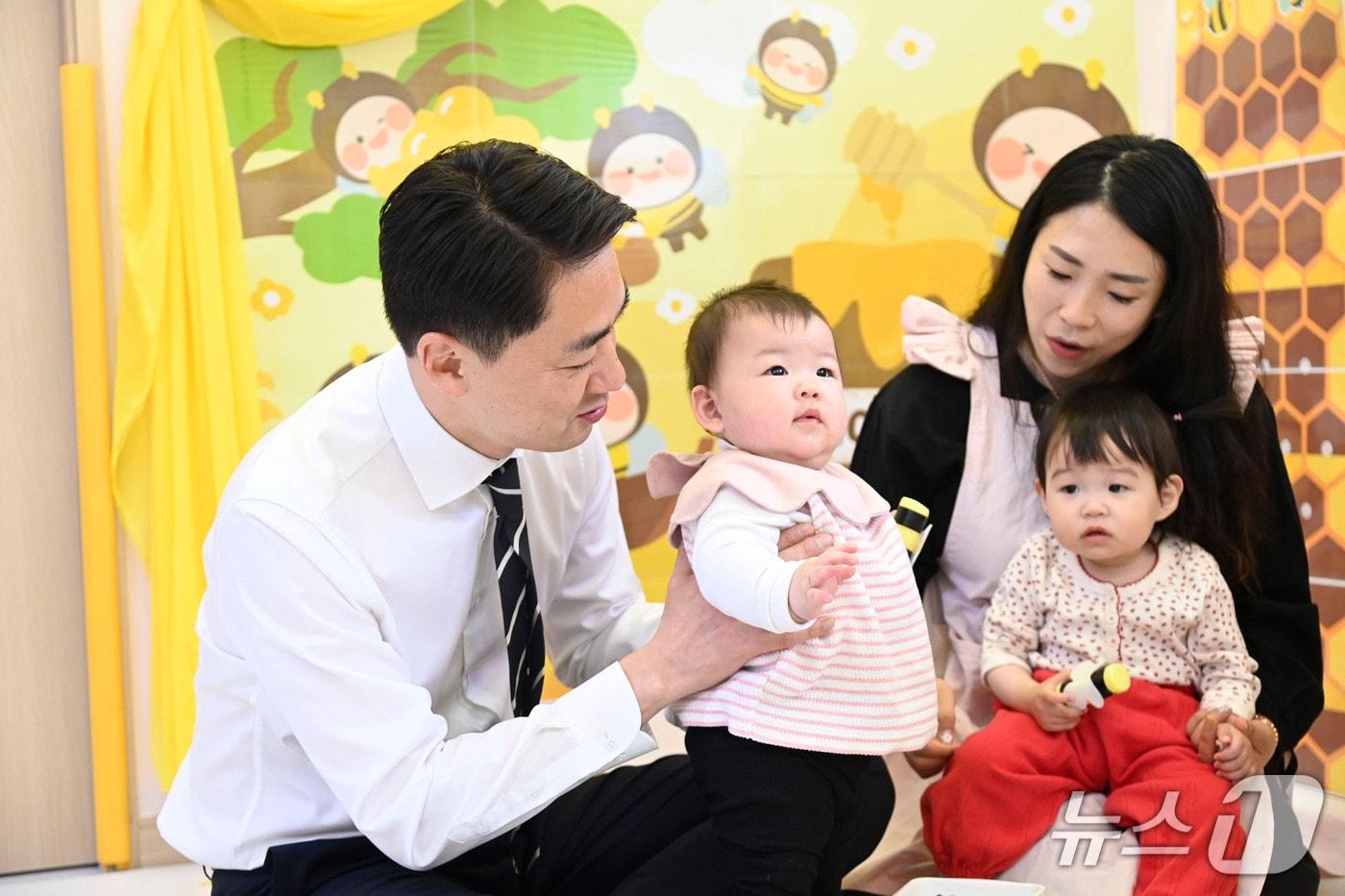 본문 이미지 - 대구 달성군은 0세반과 장애아반의 교사 1인당 아동 수를 기존 3명에서 2명 이하로 줄여 보육 환경 개선에 나섰다.(대구 달성군 제공. 재판매 및 DB금지)